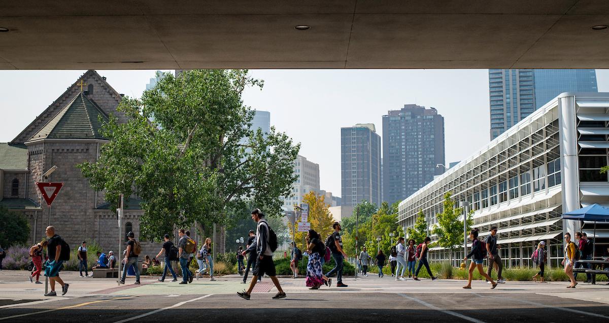 Students walking past the Auraria Campus 图书馆