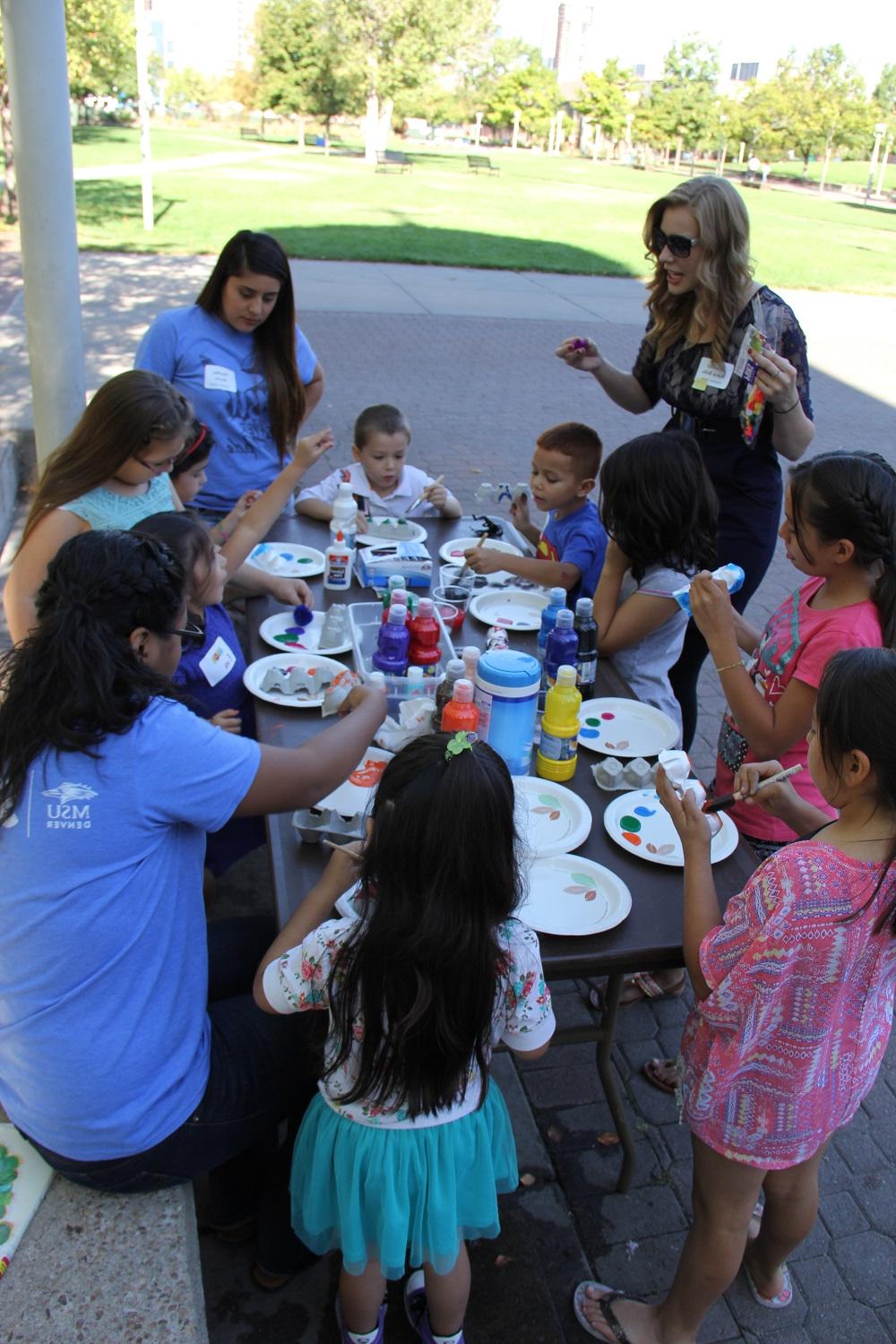 Kids painting outside at Orentación Familiar