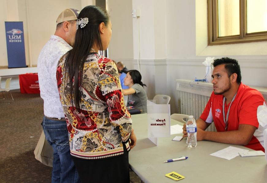 Parents speaking to a team member at Orentación Familiar