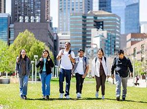 密歇根州立大学丹佛 students walk on the Auraria campus. Photo by Alyson McClaran